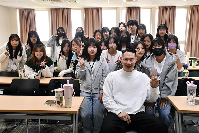 聽語營學員與李亮奇系友合影留念。