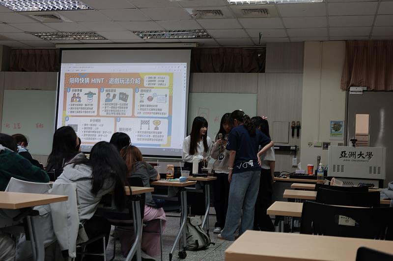 亞大聽語系林樺鋒老師介紹增稠劑質地及使用方法。