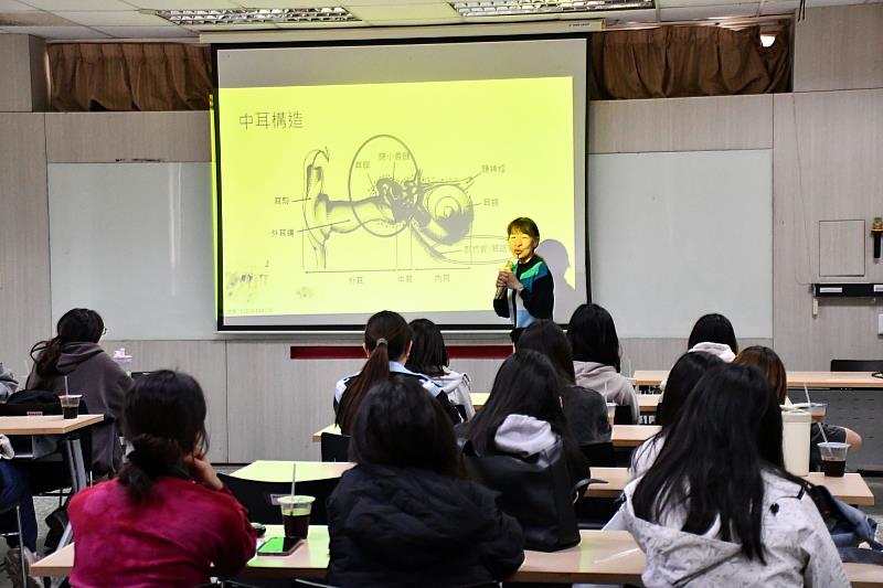 亞大聽語系柳佩辰老師介紹中耳構造。