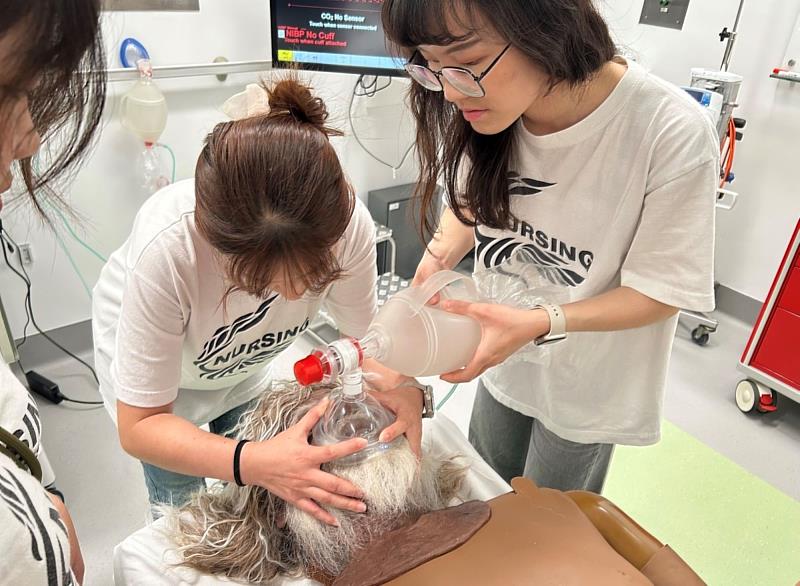 亞大護理學系參與國際護理實習同學學習操作CPR急救流程於不同體型擬真病人之甦醒球使用。