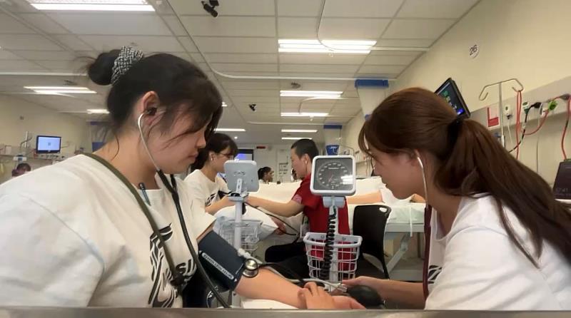 亞大護理學系參與國際護理實習同學模擬澳洲醫院生命徵象評估之臨床操作流程。