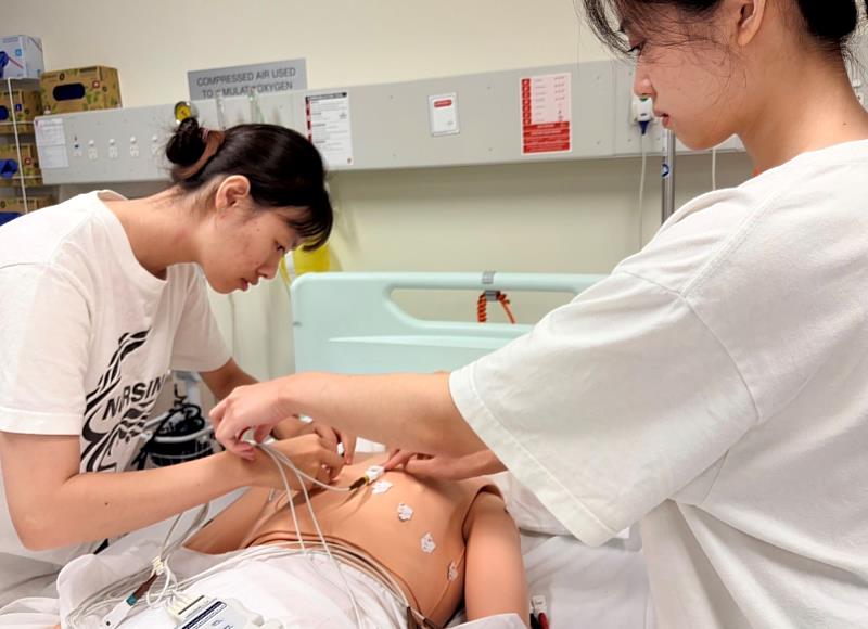 亞大護理學系參與國際護理實習同學於西雪梨大學實作課堂上操作十二導程心電圖。