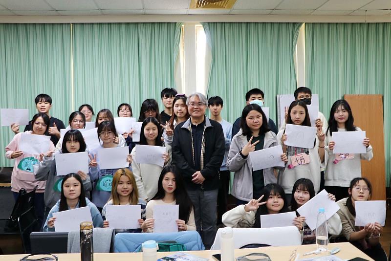 營隊分組活動合照（兒童繪圖分析課程）。