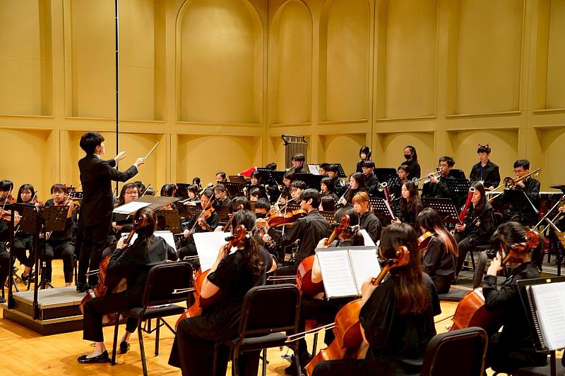嘉義市青年管弦樂團演出。