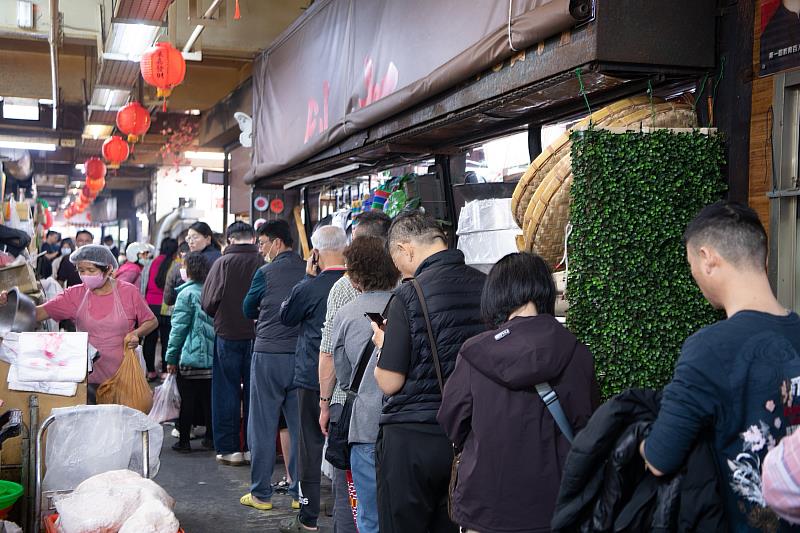 東市場人潮。