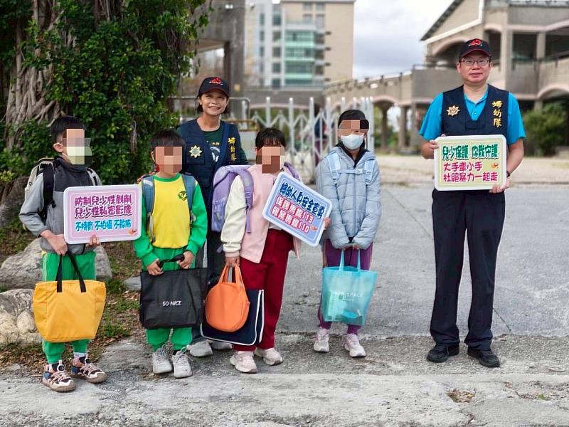 開學首日 東警波麗士與你「童」在一起