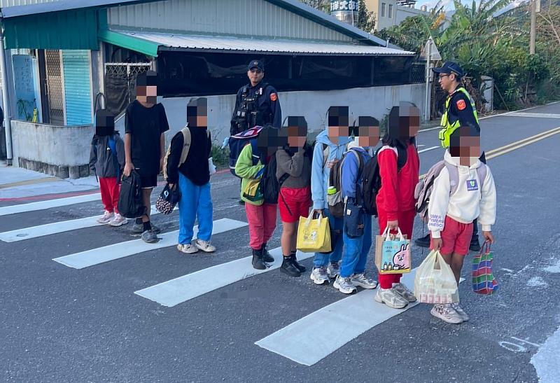 開學首日 東警波麗士與你「童」在一起