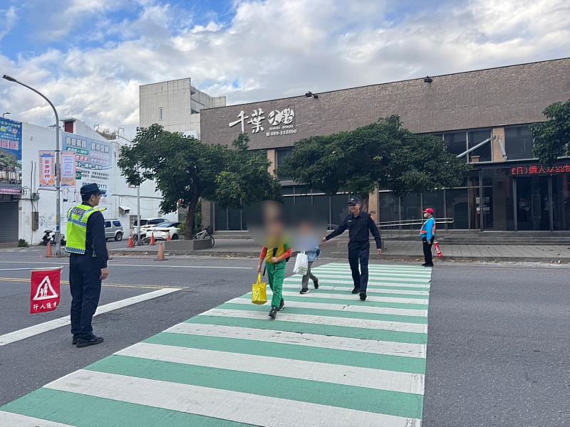 開學首日 東警波麗士與你「童」在一起