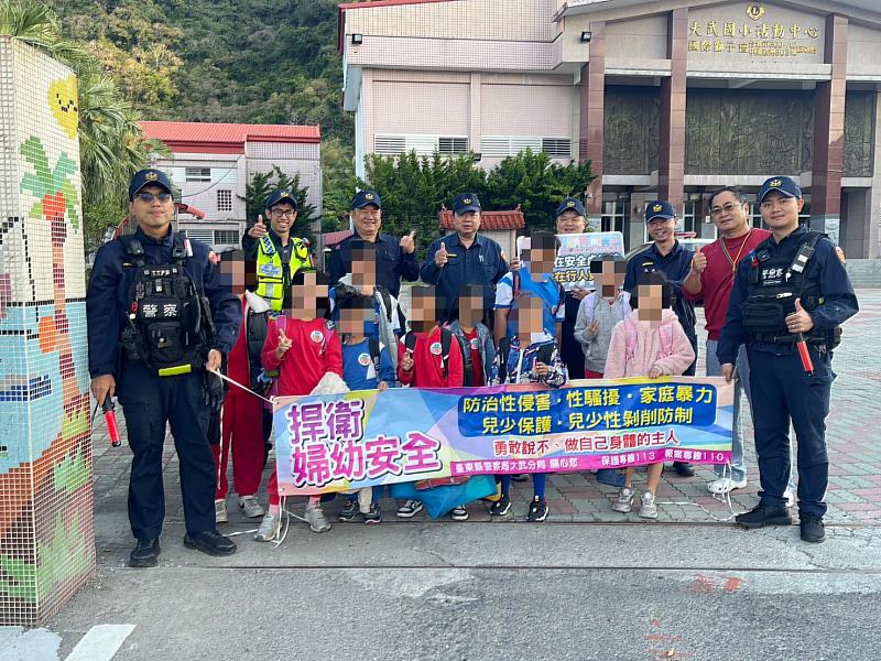 開學首日 東警波麗士與你「童」在一起