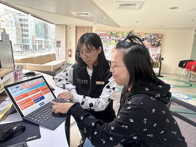 勞動部高分署同仁向青年宣導「支援青年就業計畫」。