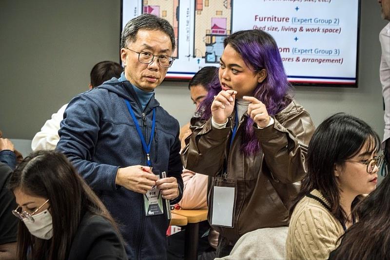 李少甫老師（左）採用Jigsaw拼圖閱讀設計，帶領學生辨識飯店房間類型與服務情境，結合同儕協作與語言支架，強化專業詞彙運用與情境理解。