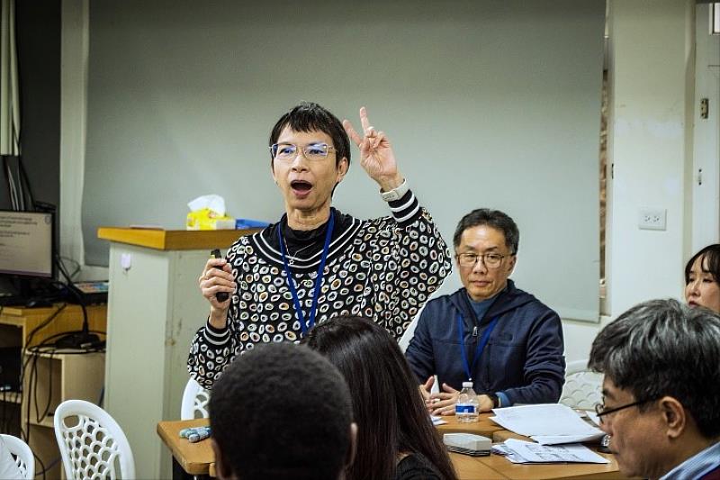 裴蕾老師以4Cs為課程框架，串連房務管理的流程與跨文化情境，透過互動討論與任務演練，培養學生成熟的專業表達、思辨力與文化敏感度。