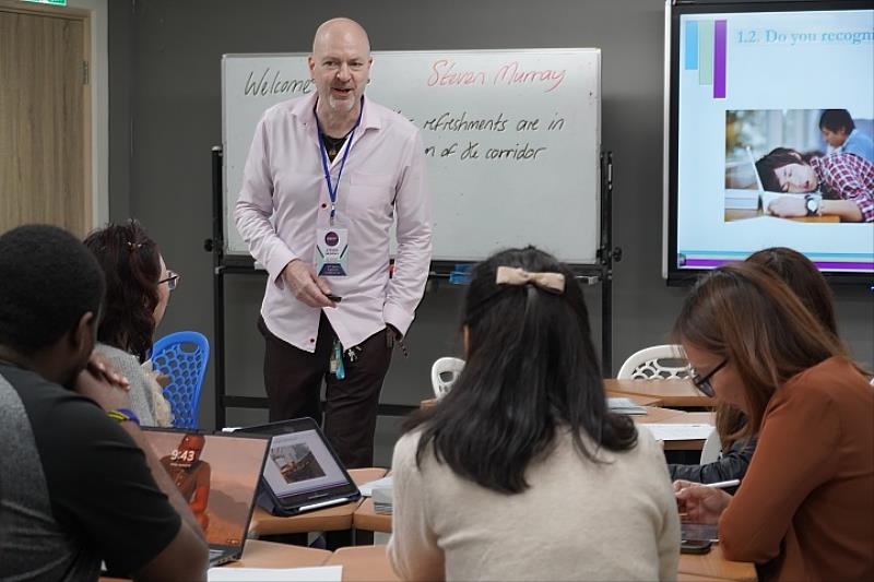 英籍講師Steven Murray以「21世紀EMI大學實務」為題分享，示範語言分層引導與小組協作設計，協助降低語言焦慮、提升課室理解與參與。