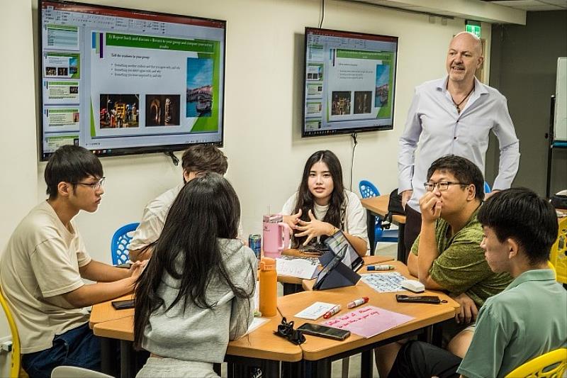 中華大學英語工作坊由語言中心與觀光學院協力推動，透過任務導向活動與口說診斷，引導學生強化學術英語與跨文化溝通力。