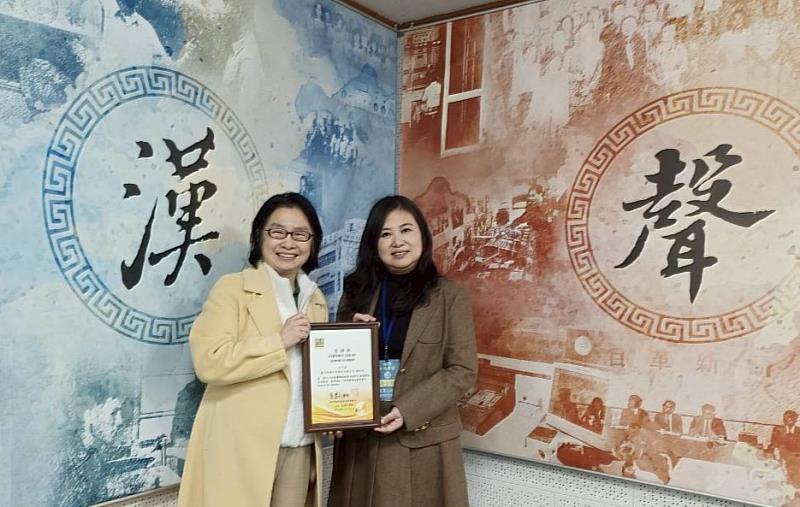 群景國際商務法律事務所所長蔡慧玲律師（左）頒贈廣播專訪感謝狀予種子娛樂製作股份有限公司董事長李文娟（右）。