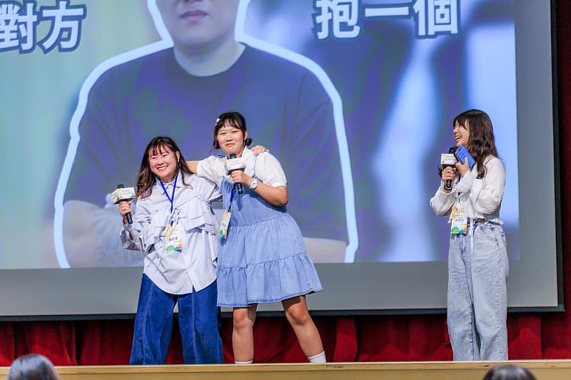 曾莉家（左）、楊嫚妮（中）及林妤庭（右）在青年署舉辦的成果競賽以活潑生動的表演展現體驗過程，榮獲全國亞軍。