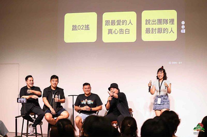 楊嫚妮（右）擔任活動主持人，以活潑自信的風格帶動現場氣氛。