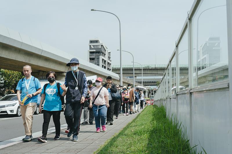 心路「好天天齊步走」健走活動現場，民眾與障礙者家庭一同走向戶外，在行走中累積支持與微笑。圖：心路基金會