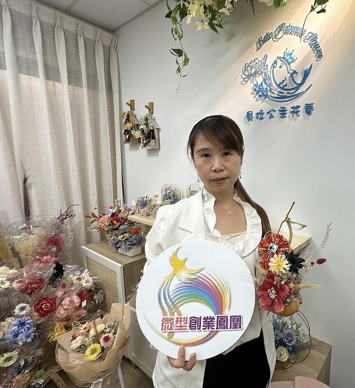 貝拉在花藝店展示她的作品。