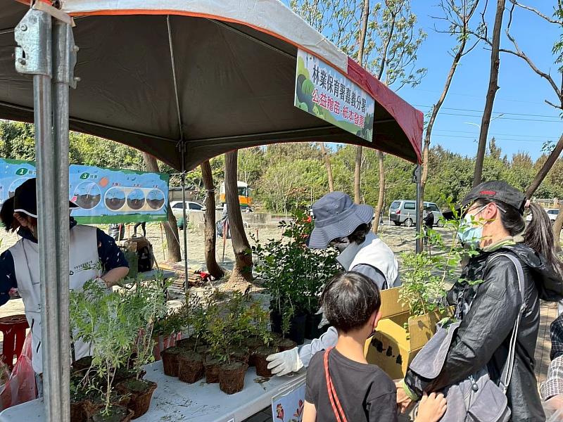 為響應環保,請民眾自備購物袋領苗。