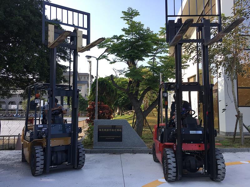 在傑出校友詹金塗的慷慨捐贈下，聖約翰科大建置「堆高機操作檢定場」，堆高機駕駛在物流中心、機場港口等場域炙手可熱，起薪往往從4、5萬元起跳。