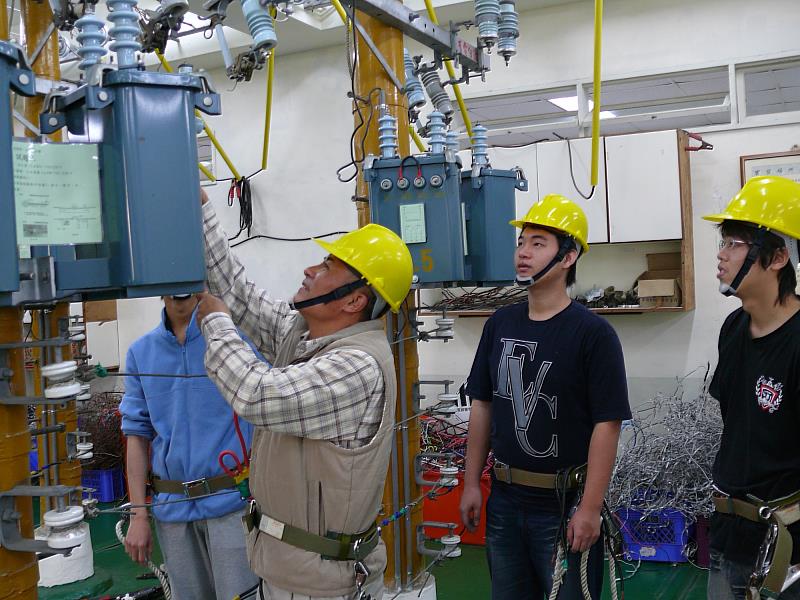 把電線桿搬進教室及老師手把手務實教學，讓學生能專注於技術磨練。學生若能考取證照，無論是直接就業或創業當老闆，「薪」情絕對看漲。