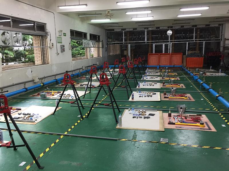 電機工程系推廣CP值最高的「自來水管配管」檢定，學生取得一張證照後，可延伸申請3張證書，成為名符其實的「水電雙修」搶手人才。