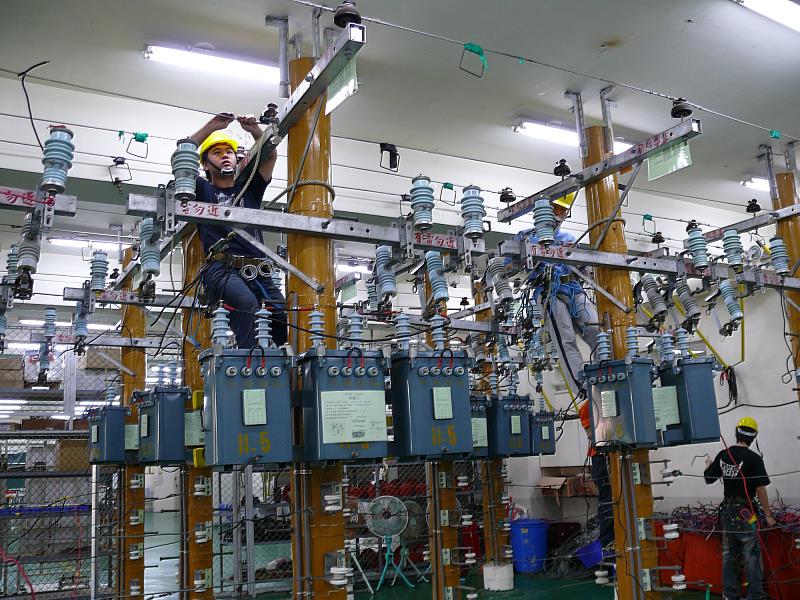 為讓學生擁有最真實的實作經驗，聖約翰科技大學不惜重本將電線桿等大型設備移入室內教學場域，建置國內技專校院首屈一指的「乙級室內配線檢定場」。
