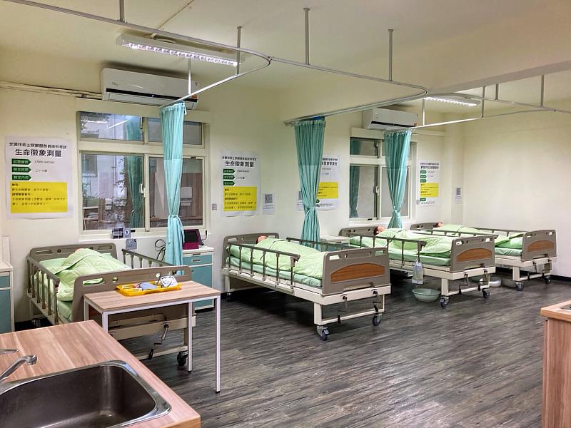 樂齡福祉與健康促進系設有勞動部核定的「照顧服務員」技術士技能檢定術科考場，平時作為教學場地，課後則成為學生自主練習的熱點。