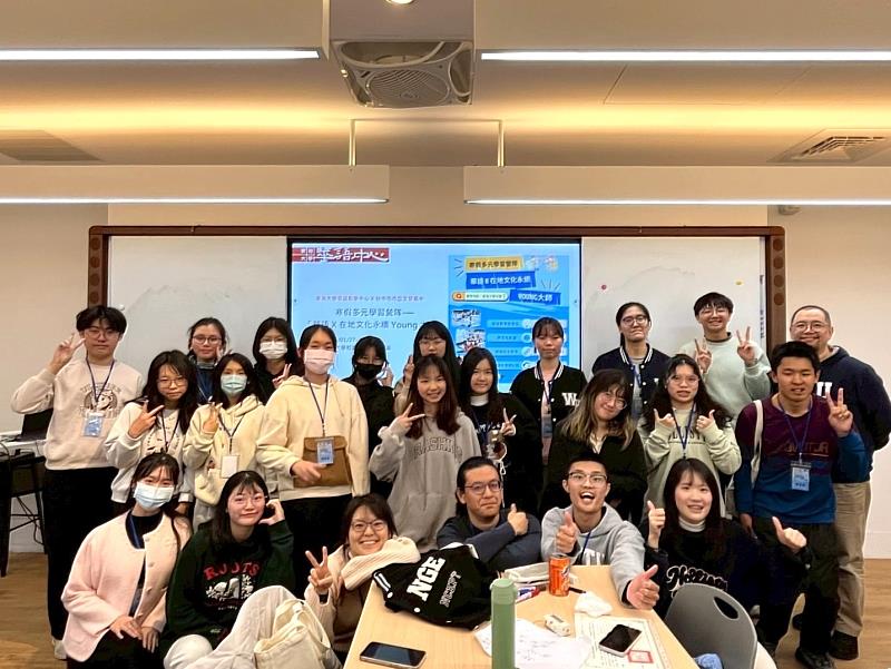 東海大學與臺中市立文華高中合作舉辦寒假學習營隊,為高中生開啟華語教學入門之路,並透過在地文化走讀,讓語言學習與文化浸潤相輔相成。