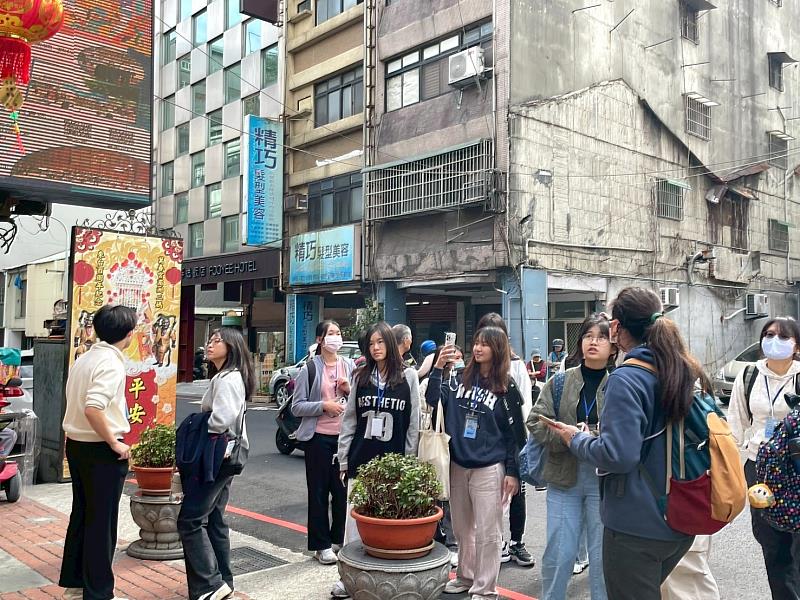 華語中心積極推動學習者深入在地文化，引領學習者走入真實社會場域，透過實地參與及互動，理解人與環境之間的文化連結。