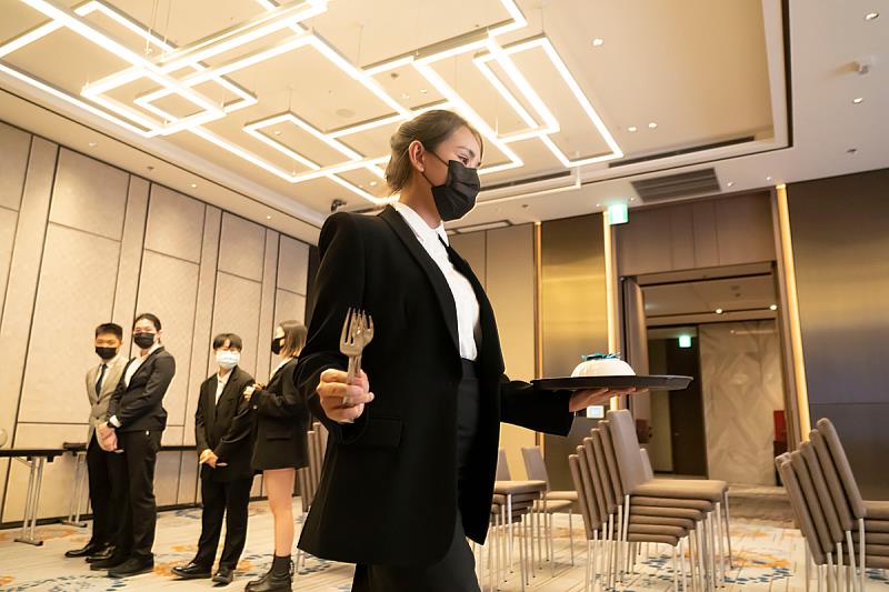 文化大學榮登2026企業最愛大學生暨實習生榜單,於「服務業企業最愛」排名私立一般大學全國第3,展現深厚產學合作成果。圖為文大攜手知名飯店推動產學合作,培育具實務即戰力的優秀人才。