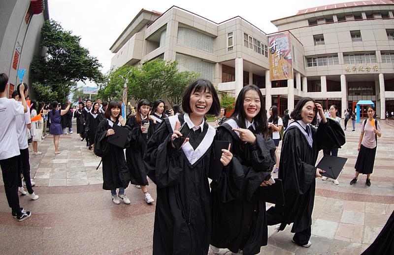 文化大學推動「就學即就業」教育策略,強化產學鏈結與職涯輔導,協助學生順利銜接畢業即就業的最後一哩路。