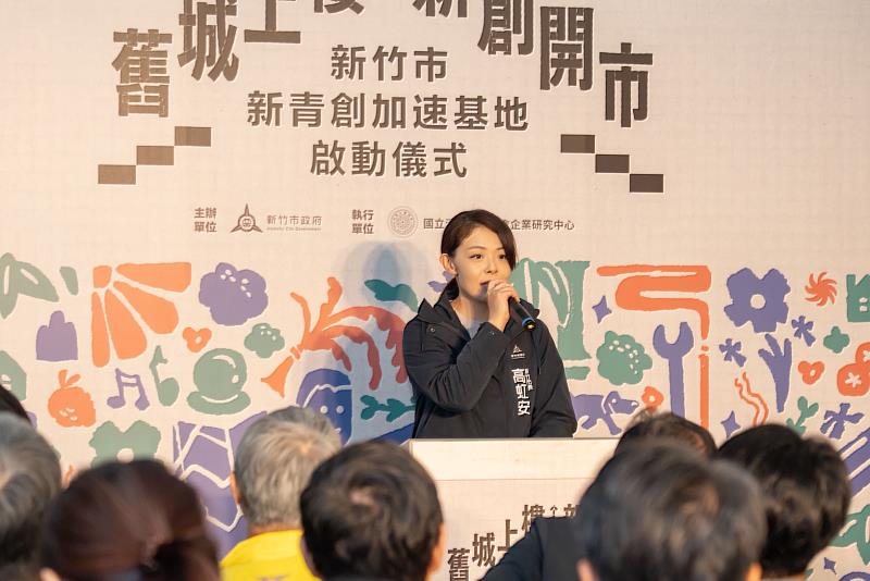 市長高虹安致詞,期盼透過青創力量活絡東門市場。