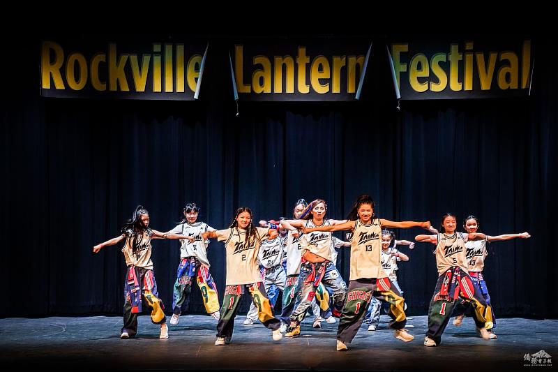 融合東西元素的 T-pop 街舞掀起高潮。