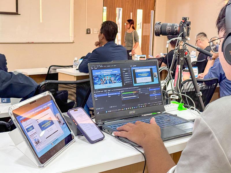 世新資傳系學生負責說明會直播與拍攝工程，展現數位內容製作及網路傳播專業能力。（世新大學提供）