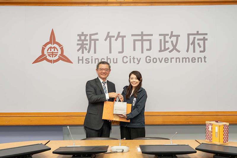 北水分署長謝明昌回贈禮品予市長高虹安
