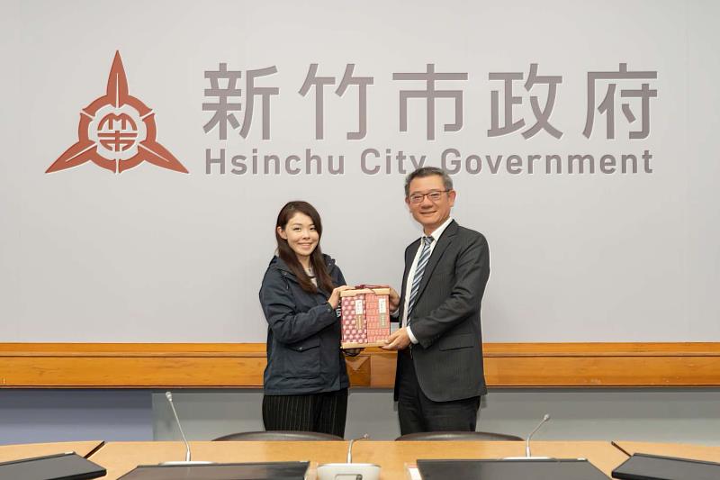 市長高虹安致贈禮品予北水分署長謝明昌