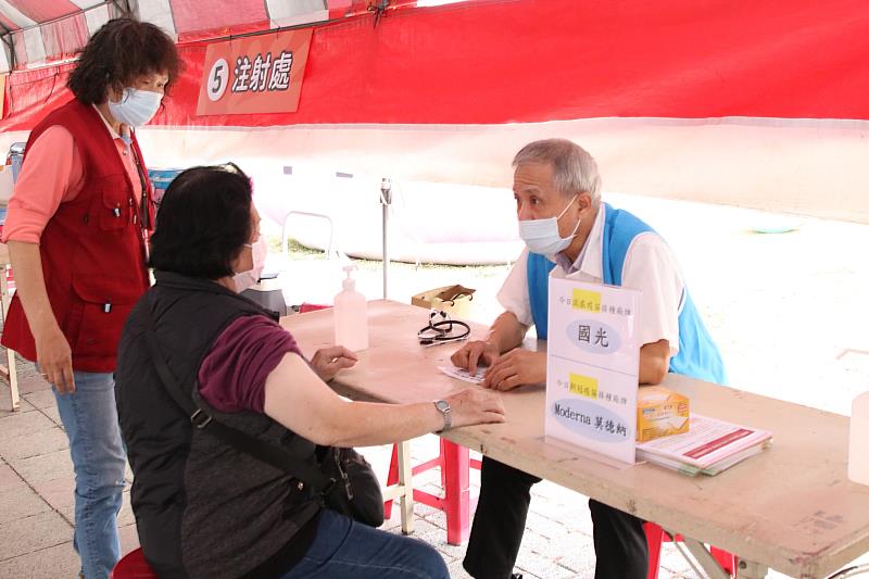 結合疫苗接種宣導，只要前200名完成疫苗施打的民眾即可獲贈小提燈。