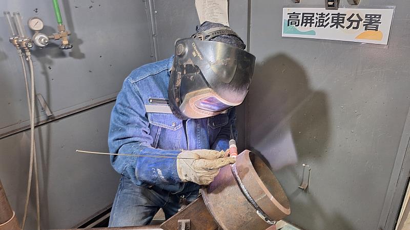 在高分署學銲接技術不僅有專業且細心指導的職訓師,還有完善的電銲機設備。