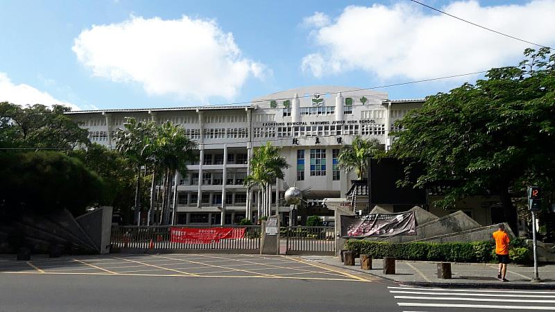 陽明生活圈屬發展成熟商圈，擁有知名的陽明國中小學區。