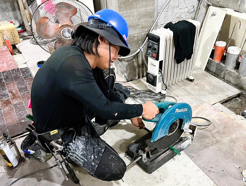 庭維參加勞動部北分署在職進修訓練,考取室內配線(屋內線路裝修)乙級、自來水配管丙級技術士證照,拓展公司承接的工程項目。
