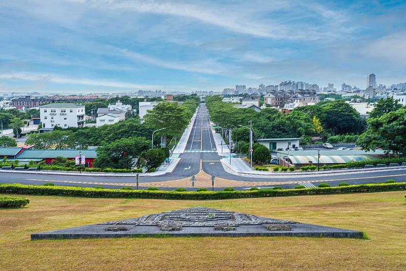 中央大學校景絕美，道路鋪面檢測技術一流，提供學子亮麗的康莊大道。