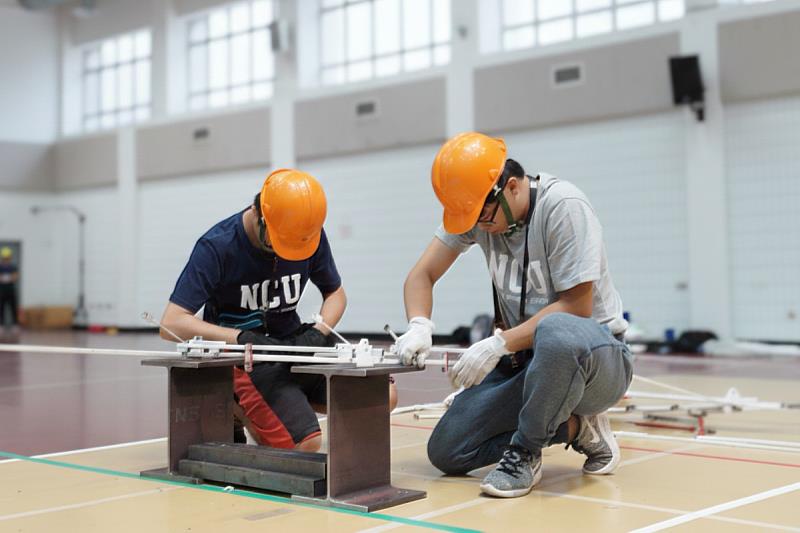 中央大學土木系舉辦的亞洲學生鋼橋競賽，重視學生實作與解決問題的能力。