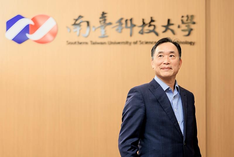 「領航技職・展望未來」南臺科技大學校長黃能富眼光致遠,帶領學校在2026年橫掃遠見、Cheers企業最愛與104人力銀行大學品牌力3大權威榜單,榮獲全國私立科大第1等多項標竿殊榮。南臺科大透過AI轉型與厚實的產學能量,成功構築出具備高度影響力的領航品牌。