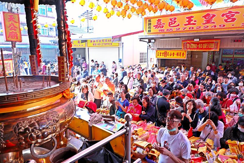 一早便湧入大批信眾。