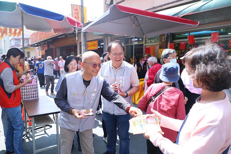 市府於玉皇宮發放小紅包。