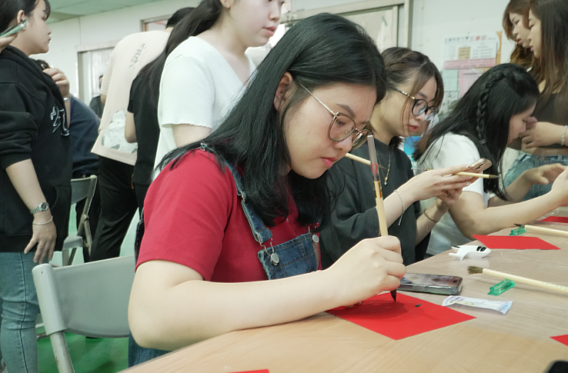 活動現場設有「春節聯歡體驗活動」，親手書寫春聯、創意手繪花燈等體驗活動。