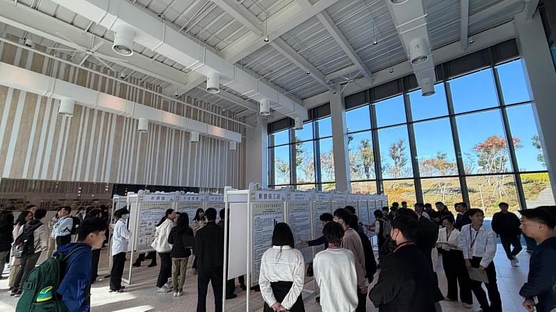 結合互動式教學空間與綠意環繞的教室及公共場域,共善樓自啟用以來深受逢甲師生喜愛,成為校園中重要的學習與交流據點。