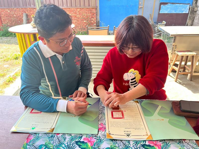 楊泰和學務長（左）與李翊宸理事長（右）代表簽署合作備忘錄。